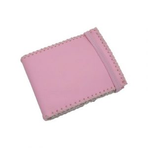 cartera rosa hecha a mano con material reutilizado